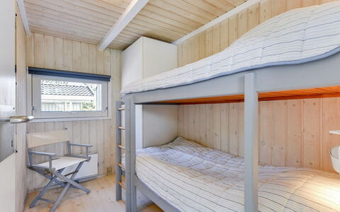 Immi - 1.5Km from the Sea: Legna, Letto A Castello, Pavimento, Soffitto, Camera Da Letto, Plank, Color Legno, Letto, Latifoglie, Bedding