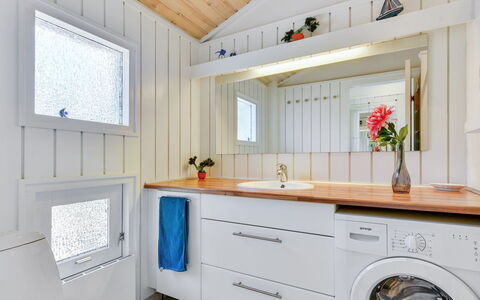 Immi - 1.5Km from the Sea: Interior Design, Pavimentazione, Idraulico Fixture, Legna, Pavimento, Soffitto, Mobiletto Del Bagno, Rubinetto, Bagno, Idraulico
