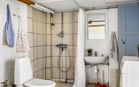 Baldine - 140M from the Sea: Pavimentazione, Idraulico Fixture, Toilet Seat, Interior Design, Pavimento, Gabinetto, Bagno, Idraulico, Camera, Lavello