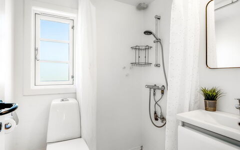 Baldine - 140M from the Sea: Idraulico Fixture, Bagno, Interior Design, Pavimentazione, Gabinetto, Pavimento, Toilet Seat, Idraulico, Rubinetto, Lavello