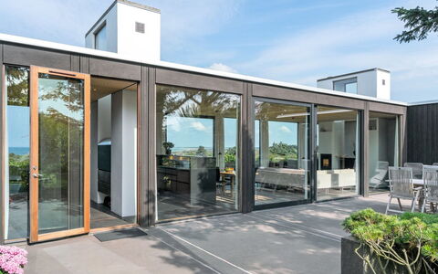 Wuantekica - 410M from the Sea: Pavimentazione, Parete, Pavimento, Interior Design, Legna, Soffitto, Pavimento In Legno, Illuminazione, Mobilia, Pavimento Laminato