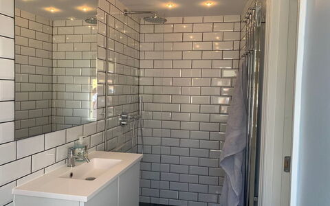 Huanca - 900M from the Sea: Parete, Pavimentazione, Interior Design, Pavimento, Bagno, Piastrella, Idraulico Fixture, Idraulico