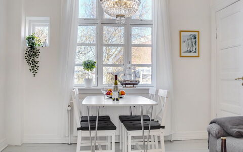 Tobias - 800M from the Sea: Mobilia, Interior Design, Pavimentazione, Pavimento, Tavolo, Legna, Sala Da Pranzo, Soffitto, Sedia, Cucina & Sala Da Pranzo Tavolo