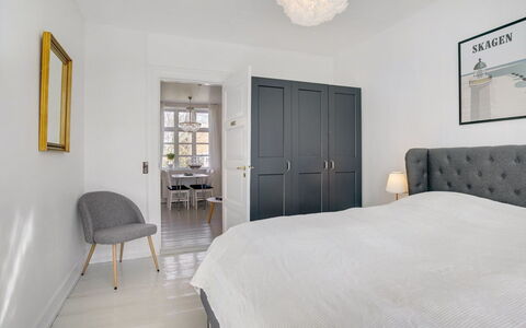 Tobias - 800M from the Sea: Mobilia, Letto, Interior Design, Camera Da Letto, Bedding, Pavimento, Pavimentazione, Legna, Lenzuolo, Camera