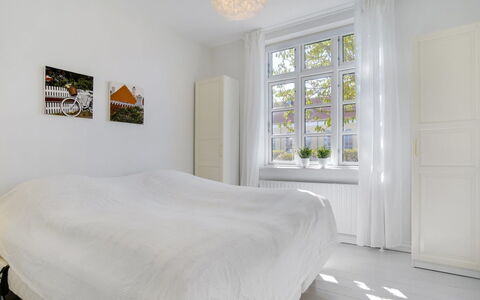 Tobias - 800M from the Sea: Letto, Mobilia, Interior Design, Camera Da Letto, Pavimento, Pavimentazione, Legna, Bedding, Soffitto, Lenzuolo