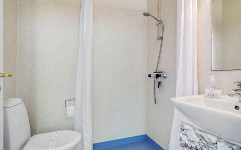 Tobias - 800M from the Sea: Pavimentazione, Parete, Pavimento, Idraulico Fixture, Interior Design, Bagno, Camera, Idraulico, Lavandino Del Bagno, Lavello