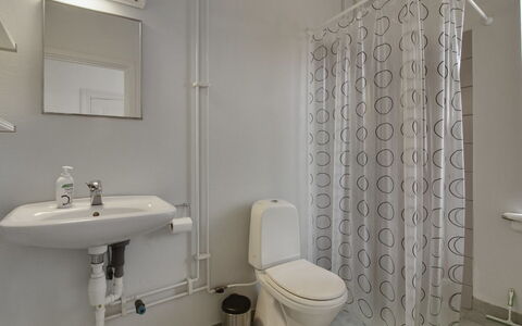 Gyrth - 250M from the Sea: Mobilia, Interior Design, Sedia, Pavimentazione, Tavolo, Ricorrere, Pavimento, Soffitto, Camera, Eco Hotel