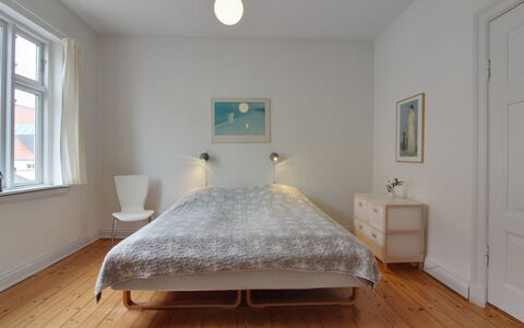 Gyrth - 250M from the Sea: Mobilia, Interior Design, Sedia, Pavimentazione, Tavolo, Ricorrere, Pavimento, Soffitto, Camera, Eco Hotel