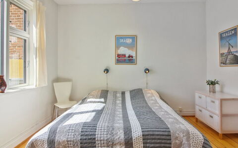 Gyrth - 250M from the Sea: Mobilia, Interior Design, Sedia, Pavimentazione, Tavolo, Ricorrere, Pavimento, Soffitto, Camera, Eco Hotel