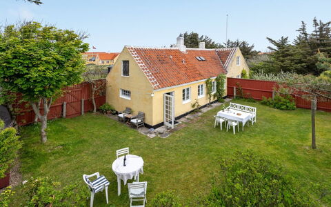 Helny - 300M from the Sea: Casa, Villetta, Portico, Latifoglie, Raccordo, Deck, Shade, Plank, Estate, Edifici Giardino