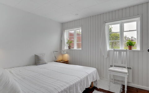 Helny - 300M from the Sea: Pavimentazione, Legna, Pavimento, Interior Design, Soffitto, Camera Da Letto, Letto, Pavimento In Legno, Bedding, Camera