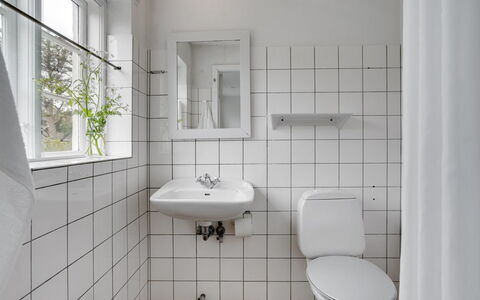 Helny - 300M from the Sea: Idraulico Fixture, Bagno, Pavimentazione, Pavimento, Lavello, Lavandino Del Bagno, Interior Design, Idraulico, Rubinetto, Gabinetto