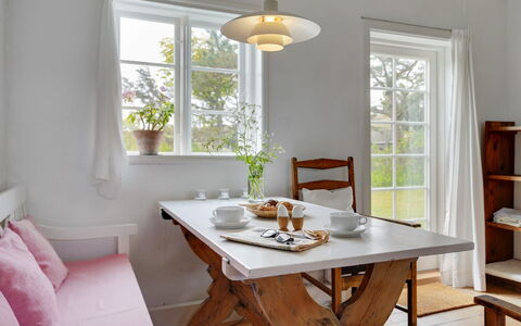 Helny - 300M from the Sea: Mobilia, Interior Design, Pavimentazione, Tavolo, Pavimento, Legna, Sedia, Cucina & Sala Da Pranzo Tavolo, Sala Da Pranzo, Lampada