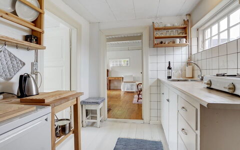 Helny - 300M from the Sea: Pavimentazione, Cucina, Interior Design, Cabinetry, Controsoffitto, Legna, Pavimento, Mobilia, Elettrodomestico Da Cucina, Soffitto