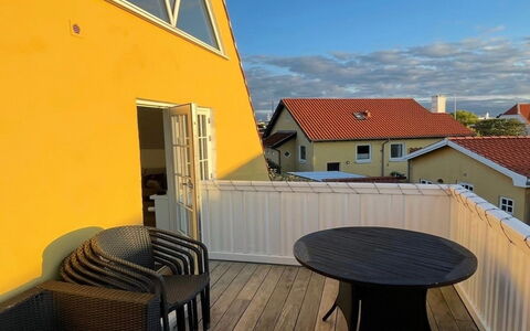 Jarkko - 200M from the Sea: Soffitto, Pavimentazione, Interior Design, Pavimento, Materiale Composito, Mobilia, Ricorrere, Hotel, Design, Illuminazione Diurna