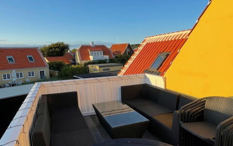 Jarkko - 200M from the Sea: Soffitto, Pavimentazione, Interior Design, Pavimento, Materiale Composito, Mobilia, Ricorrere, Hotel, Design, Illuminazione Diurna