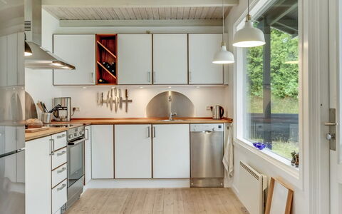 Sverkel - 700M from the Sea: Cucina, Controsoffitto, Elettrodomestico Da Cucina, Interior Design, Pavimentazione, Legna, Soffitto, Lampada, Apparecchio Major, Cabinetry