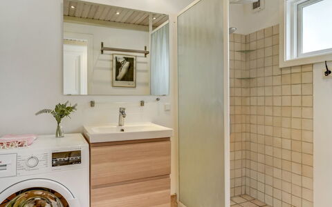 Sverkel - 700M from the Sea: Pavimentazione, Interior Design, Pavimento, Idraulico Fixture, Legna, Lavatrice, Mobiletto Del Bagno, Bagno, Soffitto, Lavello