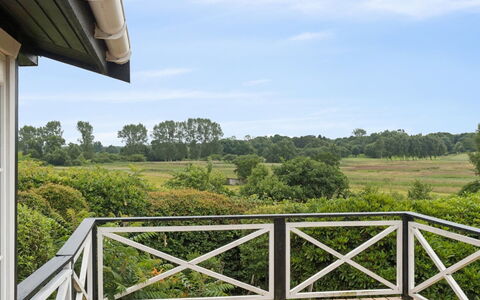 Ylermi - 1.5Km from the Sea: Portico, Corrimano, Recinzione, Villetta, Deck, Latifoglie, Estate, Shade, Balcone, Agriturismo