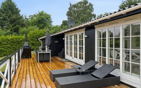 Ylermi - 1.5Km from the Sea: Legna, Deck, Mobilia, Mobili Da Esterno, Portico, Shade, Latifoglie, Terrazza, Cortile, Plank