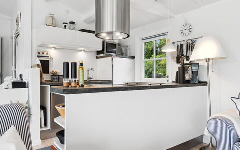 Ylermi - 1.5Km from the Sea: Cucina, Mobilia, Interior Design, Pavimentazione, Elettrodomestico Da Cucina, Soffitto, Controsoffitto, Apparecchio Major, Elettrodomestico, Pavimento