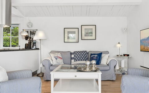 Ylermi - 1.5Km from the Sea: Mobilia, Divano, Interior Design, Soffitto, Soggiorno, Casa, Camera, Lancia Cuscino