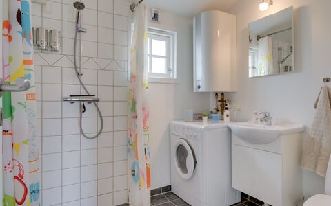 Ylermi - 1.5Km from the Sea: Interior Design, Idraulico Fixture, Pavimentazione, Pavimento, Bagno, Lavello, Rubinetto, Lavatrice, Idraulico, Camera