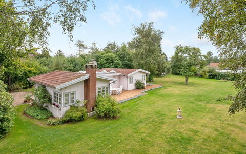 Åsemarie - 600M from the Sea: Arbusto, Urban Design, Groundcover, Brick, Appartamento, Estate, Muratura, Balcone, Landscaping