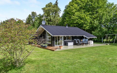 Marjatta - 850M from the Sea: Zona Residenziale, Tetto, Sobborgo, Driveway, Estate, Camino