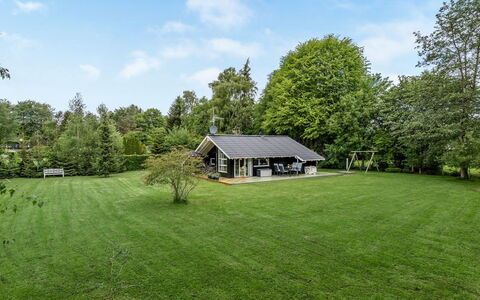 Marjatta - 850M from the Sea: Zona Residenziale, Tetto, Sobborgo, Driveway, Estate, Camino