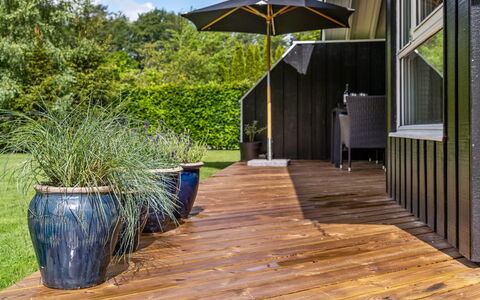 Marjatta - 850M from the Sea: Zona Residenziale, Tetto, Sobborgo, Driveway, Estate, Camino