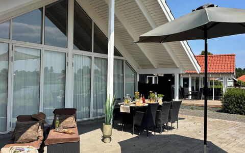 Domi - 1.2Km from the Sea: Tetto, Casa, Shade, Porta, Estate, Mobili Da Esterno, Raccordo, Portico, Cortile