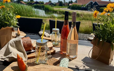 Domi - 1.2Km from the Sea: Bottiglia, Tavola, Bottiglia Di Vetro, Bicchieri, Cestino, Cibo, Bottiglia Di Vino, Vino