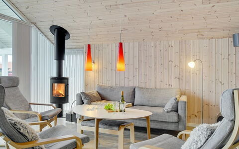 Domi - 1.2Km from the Sea: Mobilia, Pavimentazione, Interior Design, Legna, Pavimento, Soggiorno, Illuminazione, Sedia, Casa, Tavolo