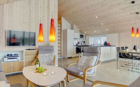 Domi - 1.2Km from the Sea: Legna, Interior Design, Soffitto, Pavimentazione, Mobilia, Lampada, Soggiorno, Casa, Pavimento, Camera