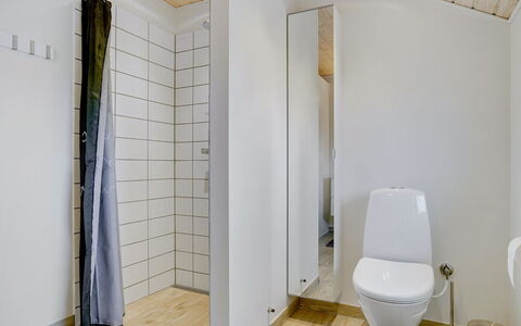 Domi - 1.2Km from the Sea: Pavimentazione, Pavimento, Parete, Legna, Idraulico Fixture, Interior Design, Gabinetto, Toilet Seat, Bagno, Soffitto
