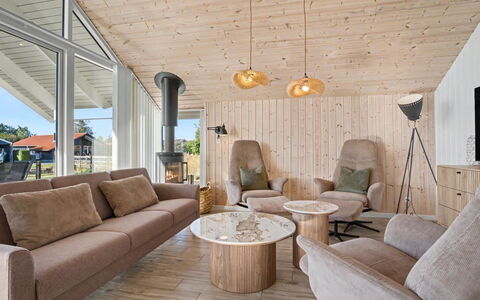 Domi - 1.2Km from the Sea: Legna, Pavimentazione, Soffitto, Interior Design, Pavimento, Pavimento In Legno, Mobilia, Casa, Soggiorno, Divano