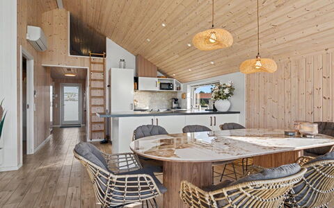 Domi - 1.2Km from the Sea: Pavimentazione, Legna, Interior Design, Soffitto, Pavimento, Pavimento In Legno, Mobilia, Lampada, Illuminazione, Soggiorno