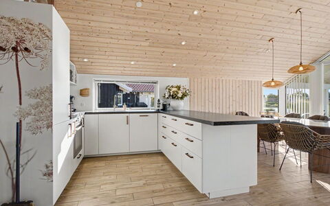 Domi - 1.2Km from the Sea: Interior Design, Cucina, Pavimentazione, Mobilia, Controsoffitto, Lampada, Legna, Soffitto, Pavimento, Pavimento In Legno