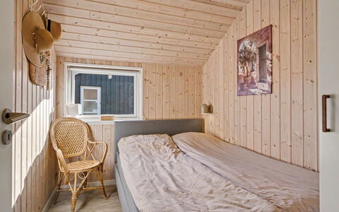 Domi - 1.2Km from the Sea: Camera Da Letto, Legna, Letto, Lenzuolo, Mobilia, Pavimento, Bedding, Soffitto, Interior Design, Pavimentazione