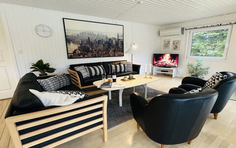 Kalevi - 900M from the Sea: Tetto, Casa, Casa, Villetta, Porta, Raccordo, Deck, Portico, Plank, Latifoglie