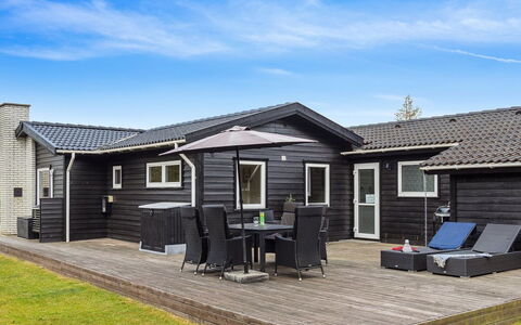 Kalevi - 900M from the Sea: Tetto, Casa, Casa, Villetta, Porta, Raccordo, Deck, Portico, Plank, Latifoglie