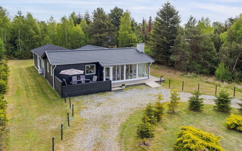 Kalevi - 900M from the Sea: Tetto, Casa, Casa, Villetta, Porta, Raccordo, Deck, Portico, Plank, Latifoglie