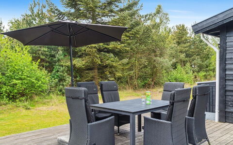 Kalevi - 900M from the Sea: Tetto, Casa, Casa, Villetta, Porta, Raccordo, Deck, Portico, Plank, Latifoglie