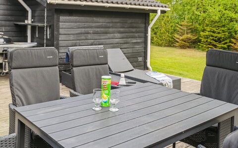 Kalevi - 900M from the Sea: Tetto, Casa, Casa, Villetta, Porta, Raccordo, Deck, Portico, Plank, Latifoglie