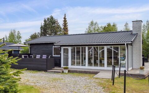 Kalevi - 900M from the Sea: Tetto, Casa, Casa, Villetta, Porta, Raccordo, Deck, Portico, Plank, Latifoglie