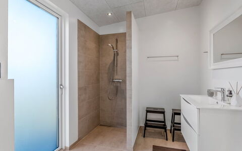 Vanna - 1.2Km from the Sea: Pavimentazione, Pavimento, Parete, Idraulico Fixture, Interior Design, Soffitto, Bagno, Camera, Idraulico, Lavello