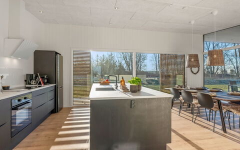 Vanna - 1.2Km from the Sea: Pavimentazione, Mobilia, Cucina, Legna, Pavimento, Interior Design, Soffitto, Controsoffitto, Sedia, Cucina & Sala Da Pranzo Tavolo