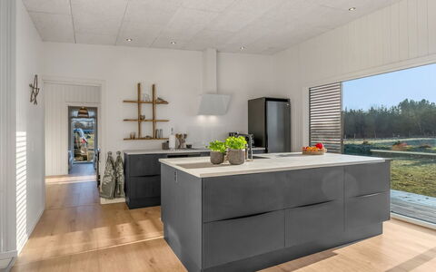 Vanna - 1.2Km from the Sea: Cucina, Pavimentazione, Pavimento, Mobilia, Controsoffitto, Legna, Interior Design, Cabinetry, Elettrodomestico Da Cucina, Pavimento In Legno