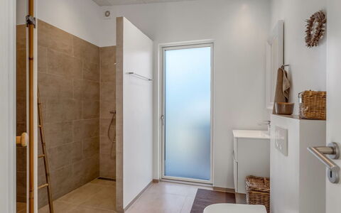 Vanna - 1.2Km from the Sea: Pavimentazione, Pavimento, Parete, Idraulico Fixture, Interior Design, Soffitto, Bagno, Gabinetto, Illuminazione, Camera